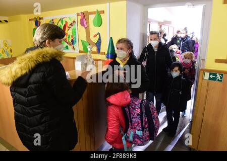 Olomouc, Tschechische Republik. April 2021. Sonderschulen für behinderte Kinder, erste fünf Klassen von Grundschulen geöffnet. Gesichtsmasken sind in der Schule weiterhin Pflicht und Lehrer und Schüler müssen zweimal pro Woche auf COVID testen. Test für Covid in der Grundschule in Olomouc, Tschechische Republik, 12. April 2021. Kredit: Ludek Perina/CTK Foto/Alamy Live Nachrichten Stockfoto