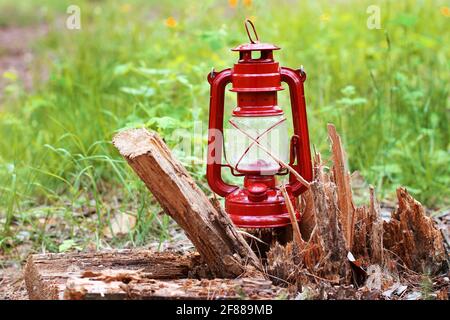 Petroleumlampe im Wald. Abstraktes Foto Stockfoto