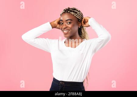 Porträt der lächelnden jungen freundlichen schwarzen Frau Stockfoto