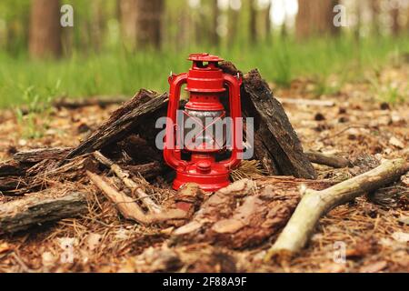 Petroleumlampe im Wald. Abstraktes Foto Stockfoto