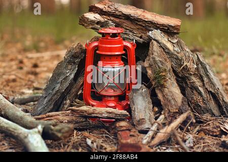 Petroleumlampe im Wald. Abstraktes Foto Stockfoto