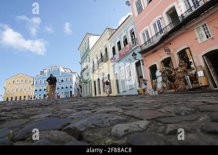 salvador, bahia / brasilien - 10. april 2017: In der Pelourinhoregion werden Menschen gesehen. Der Ort ist Teil des historischen Zentrums der Stadt Salvador. Stockfoto