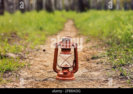 Petroleumlampe im Wald. Abstraktes Foto Stockfoto