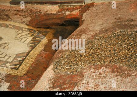 Mosaik aus dem zweiten oder dritten Jahrhundert im Fishbourne Roman Palace, in der Nähe von Chichester, West Sussex, England. Absenkung zeigt Flexibilität. Stockfoto