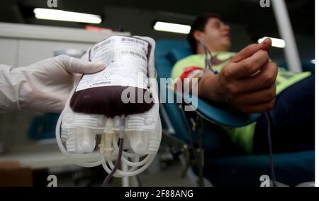 salvador, bahia / brasilien - 06. april 2017: Im Blutspendezentrum der Stadt Salvador wird eine Person gesehen, die Blut spendet. Das Blut wird an die Öffentlichkeit verteilt Stockfoto