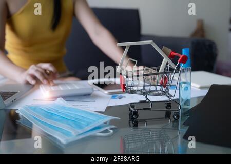 Junge freiberufliche Start-up-Besitzer bestätigen Bestellung von Kunden zu Hause Büro, Kleinunternehmen Unternehmer KMU, Versand Online-Shopping. Stockfoto