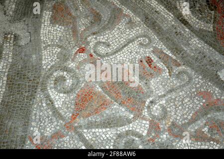 Eckvase Detail des Mosaiks aus dem ersten Jahrhundert n. Chr., Fishbourne Roman Palace, in der Nähe von Chichester, West Sussex, England, VEREINIGTES KÖNIGREICH. Stockfoto