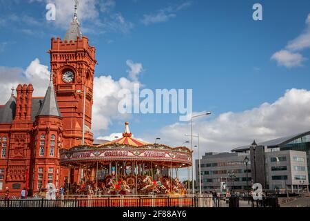 Pierhead Building and Ferris Wheel, Cardiff Bay, Cardiff, Wales Stockfoto