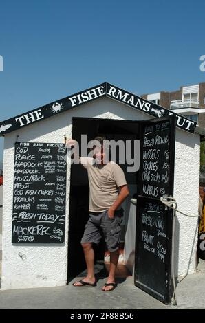 Der Fischer vor der Fischerhütte, East Wittering, in der Nähe von Chichester, West Sussex. Juli. Modellversion. Stockfoto