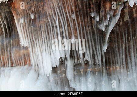 Eisformationen auf roten Klippen auf den Apostle Islands, Wisconsin Stockfoto