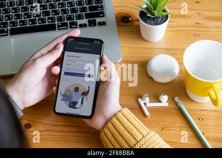 CHIANG MAI, THAILAND - 08. JUNI 2020 : Microsoft Teams Business-Anwendung auf Smartphone-Bildschirm. Stockfoto