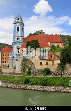 Durnsteins blaue Kirche an der Donau in Durnstein, Österreich mit blauem Himmel Stockfoto