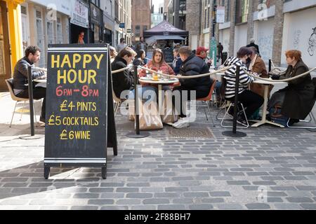 London, England, 12. April 2021. Menschen, die im Zentrum von London im Freien essen und trinken, werden durch die Lockerung der Covid-Beschränkungen erleichtert. Fotograf: Brian Duffy Stockfoto