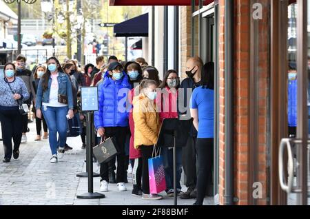 Cannock, Staffordshire, Großbritannien. April 2021. Menschenmengen von Einkäufern im McArthurGlen Designer Outlet in Cannock, Staffordshire, West Midlands, da nicht unbedingt erforderliche Geschäfte nach der Sperrung zum ersten Mal wieder geöffnet werden. Bild nach Kredit: Simon Hadley/Alamy Live News Stockfoto