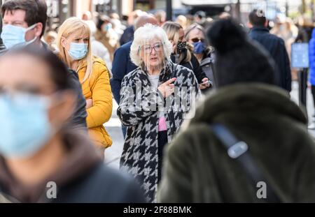 Cannock, Staffordshire, Großbritannien. April 2021. Menschenmengen von Einkäufern im McArthurGlen Designer Outlet in Cannock, Staffordshire, West Midlands, da nicht unbedingt erforderliche Geschäfte nach der Sperrung zum ersten Mal wieder geöffnet werden. Bild nach Kredit: Simon Hadley/Alamy Live News Stockfoto