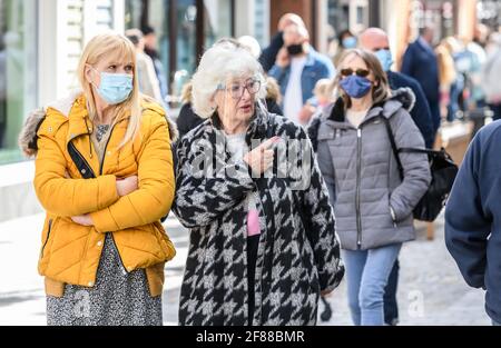 Cannock, Staffordshire, Großbritannien. April 2021. Menschenmengen von Einkäufern im McArthurGlen Designer Outlet in Cannock, Staffordshire, West Midlands, da nicht unbedingt erforderliche Geschäfte nach der Sperrung zum ersten Mal wieder geöffnet werden. Bild nach Kredit: Simon Hadley/Alamy Live News Stockfoto