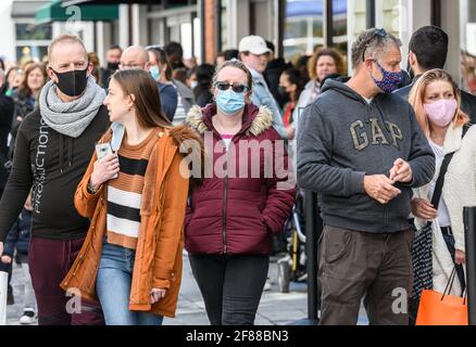 Cannock, Staffordshire, Großbritannien. April 2021. Menschenmengen von Einkäufern im McArthurGlen Designer Outlet in Cannock, Staffordshire, West Midlands, da nicht unbedingt erforderliche Geschäfte nach der Sperrung zum ersten Mal wieder geöffnet werden. Bild nach Kredit: Simon Hadley/Alamy Live News Stockfoto