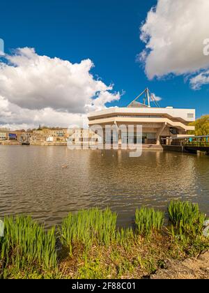 Central Hall und Vanbrugh College von der Westseite des Sees an der York University, Großbritannien Stockfoto