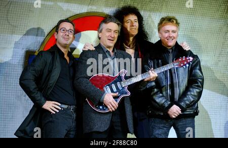 VON LINKS NACH RECHTS> Ben Elton, Robert De Niro, Brian May und Roger Taylor treten bei der Pressekonferenz der neuen Musikproduktion "We will Rock You" auf, die am 14th. Mai im Dominion Theatre für die Öffentlichkeit geöffnet wird.26. März 2002 Stockfoto