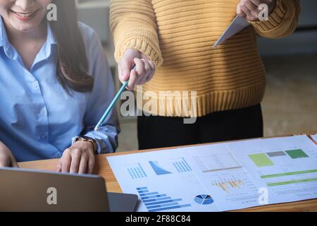 Fondmanager Team Beratung und diskutieren über die Analyse Investmentmarkt nach Finanzbericht. Stockfoto