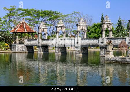 Brücke und Pagode des Wassers Palast spiegelt sich in Wasser in Bali Indonesien Stockfoto