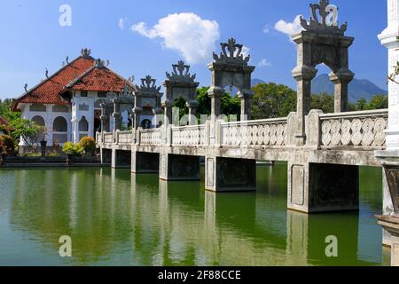 Brücke und Pagode des Wassers Palast spiegelt sich in Wasser in Bali Indonesien Stockfoto