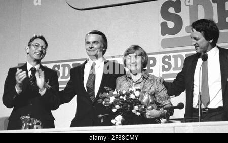 File photo dated 17/09/86 of SDP Leader Dr David Owen presenting Flowers to the President Shirley Williams at the end of the SDP Assembly in Harrogate.die ehemalige Kabinettsministerin und liberal-demokratische Kollegin, Baroness Williams of Crosby, ist im Alter von 90 Jahren gestorben, sagten die Liberaldemokraten. Ausgabedatum: Montag, 12. April 2021. Stockfoto