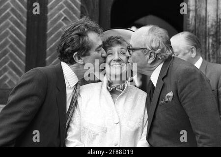 Datei-Foto vom 19/12/87 von SDP-Präsidentin Shirley Williams, der einen Kuss von den Gründungsmitgliedern der Partei Bill Rodgers (links) und Lord Jenkins vor der Kirche St. Edmunds nach ihrer Hochzeit mit dem amerikanischen Professor Richard Neustadt erhielt. Die ehemalige Kabinettsministerin und liberal-demokratische Kollegin, Baroness Williams aus Crosby, ist im Alter von 90 Jahren gestorben, sagten die Liberaldemokraten. Ausgabedatum: Montag, 12. April 2021. Stockfoto