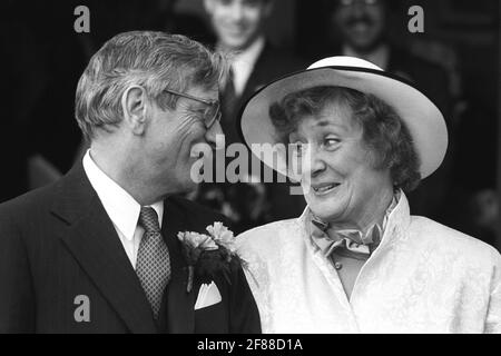 Datei-Foto vom 19/12/87 von SDP-Präsidentin Shirley Williams bei ihrer Hochzeit mit dem amerikanischen Professor Richard Neustadt.die ehemalige Kabinettsministerin und Liberaldemokratin, Baroness Williams aus Crosby, ist im Alter von 90 Jahren gestorben, sagten die Liberaldemokraten. Ausgabedatum: Montag, 12. April 2021. Stockfoto