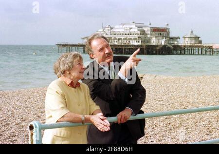 Datei-Foto vom 26/09/96 von Baroness Shirley Williams mit Lord Richard Holme, dem Vorsitzenden des Wahlteams der Liberaldemokraten an der Meeresfront in Brighton. Die ehemalige Kabinettsministerin und liberal-demokratische Kollegin, Baroness Williams aus Crosby, ist im Alter von 90 Jahren gestorben, sagten die Liberaldemokraten. Ausgabedatum: Montag, 12. April 2021. Stockfoto