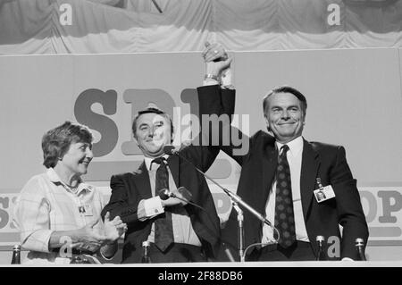 Datei-Foto vom 08/09/85 von Shirley Williams, Präsidentin der Sozialdemokratischen Partei, applaudiert dem liberalen Führer David Steel, der sich nach der Rede von Herrn Steel auf der SDP-Konferenz in Torquay mit dem SDP-Führer Dr. David Owen (links) zusammengetan hat. Die ehemalige Kabinettsministerin und liberal-demokratische Kollegin, Baroness Williams aus Crosby, ist im Alter von 90 Jahren gestorben, sagten die Liberaldemokraten. Ausgabedatum: Montag, 12. April 2021. Stockfoto