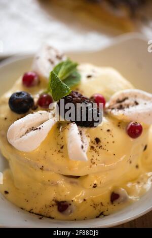 Pfannkuchen in Vanillesirup mit Brombeere und Banane Stockfoto