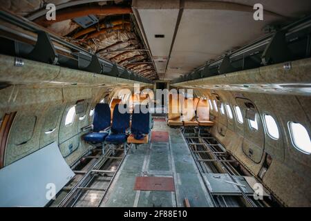 Im Inneren eines alten verlassenen Passagierflugzeugs. Flugzeugabbruch. Stockfoto