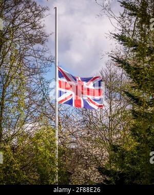 Union Jack-Flagge, die am halben Mast fliegt Stockfoto