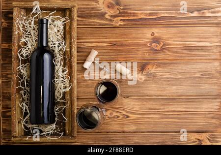 Rotwein Flasche Korkenzieher Korken Weingläser auf Holztisch mit Kopie Raum.Rotwein Komposition auf braunem Holztisch. Draufsicht Stockfoto