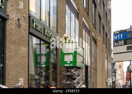 New York, USA. April 2021. Am Freitag, den 9. August 2021, legt ein Arbeiter den letzten Schliff an einem Schild für eine neue Filiale der First Republic Bank in New York fest. (Foto von Richard B. Levine) Quelle: SIPA USA/Alamy Live News Stockfoto