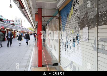 Tokio, Japan. April 2021. Geschlossene Geschäfte sind in Asakusa in Tokio, Japan, am 12. April 2021 zu sehen. Stärkere Antivirenmaßnahmen sind am Montag in Tokio, Kyoto und Okinawa aufgrund des Wiederauflebens von COVID-19-Infektionen in Kraft getreten. Quelle: Du Xiaoyi/Xinhua/Alamy Live News Stockfoto