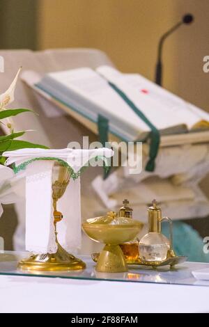 In der Kirche wird Wein zum Blut christi, und die Hostie wird zum Leib christi Stockfoto