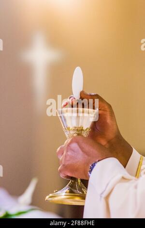 Brot wird zum Leib Christi in den Händen des Papstes, des heiligen Vaters, Wein wird zu Blut Stockfoto