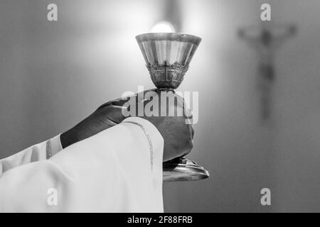 Brot wird zum Leib Christi in den Händen des Papstes, des heiligen Vaters, Wein wird zu Blut Stockfoto