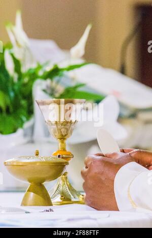 In der Kirche wird Wein zum Blut christi, und die Hostie wird zum Leib christi Stockfoto