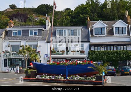 Jersey, Großbritannien - 09. Juni 2011: Restaurants und Gebäude im Dorf Gorey Stockfoto