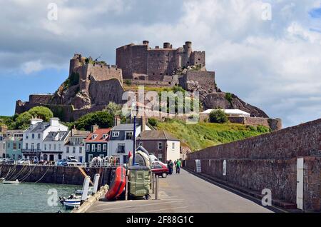 Jersey, Großbritannien - 09. Juni 2011: Mont Orgueil Castle aka Gorey Castle mit Yachthafen und Gebäude in der winzigen Stadt Gorey Stockfoto