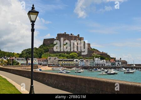 Jersey, Großbritannien - 09. Juni 2011: Mont Orgueil Castle aka Gorey Castle mit Yachthafen und Gebäuden in der winzigen Stadt Gorey Stockfoto