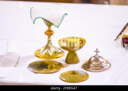 In der Kirche wird Wein zum Blut christi, und die Hostie wird zum Leib christi Stockfoto