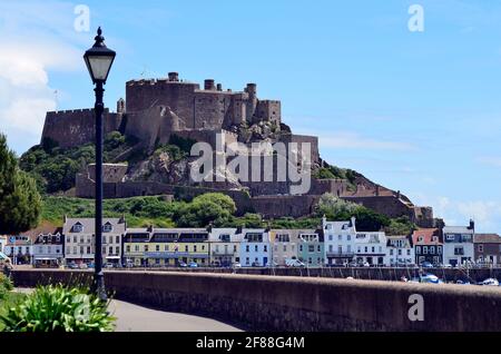 Jersey, Großbritannien - 09. Juni 2011: Mont Orgueil Castle aka Gorey Castle mit Yachthafen und Gebäuden in der winzigen Stadt Gorey Stockfoto