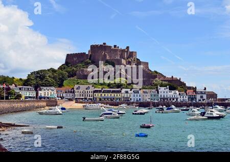 Jersey, Großbritannien - 09. Juni 2011: Mont Orgueil Castle aka Gorey Castle mit Yachthafen und Gebäude in der winzigen Stadt Gorey Stockfoto