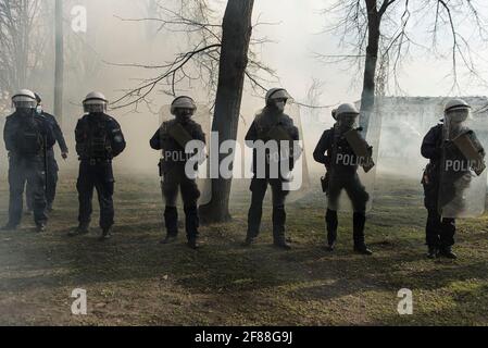 Warschau, 10. April 2021: Anti-Riot-Polizisten stehen während der 11. Jahrestag des Flugzeugabsturzes in Smolensk und des 81. Jahrestages auf der Wache Stockfoto