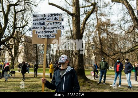 Warschau, 10. April 2021: Polizeibeamte intervenieren während des Protestes gegen die Regierung, während Polen an das Opfer des Flugzeugabsturzes von Smolensk erinnert Stockfoto