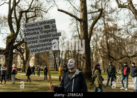 Warschau, 10. April 2021: Polizeibeamte intervenieren während des Protestes gegen die Regierung, während Polen an das Opfer des Flugzeugabsturzes von Smolensk erinnert Stockfoto